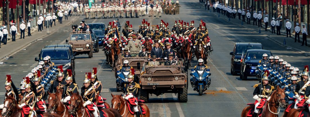 lcensur's tweet photo. Il y a seulement 11 jours, #Macron faisait sa "démonstration de force" sur les Champs-Élysées #14Juillet

Aujourd'hui on constate toute la pauvreté des moyens alloués aux #pompiers et la faible et tardive mobilisation de l'armée...
Un désastre et, si j'ose dire, un "enfumage" 😒 https://t.co/BZpHK8jyHG