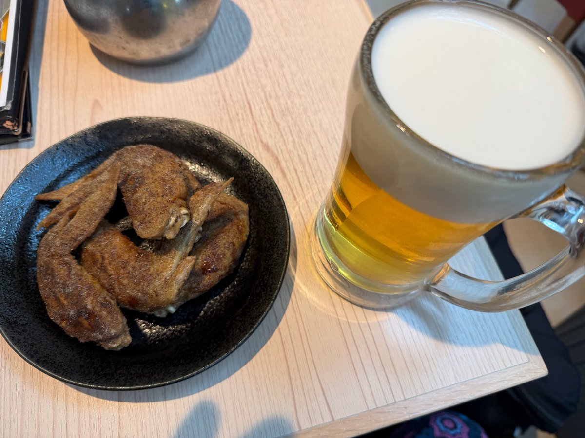 ghostoftoto's tweet photo. 早く着きすぎてお土産も買ってどうしようかと思ってたら世界のやまちゃん見つけて飲んでたらオカンからお土産の追加オーダー受けてしまってちゃんと買えるか心配 https://t.co/9ZiTVvFDZ5