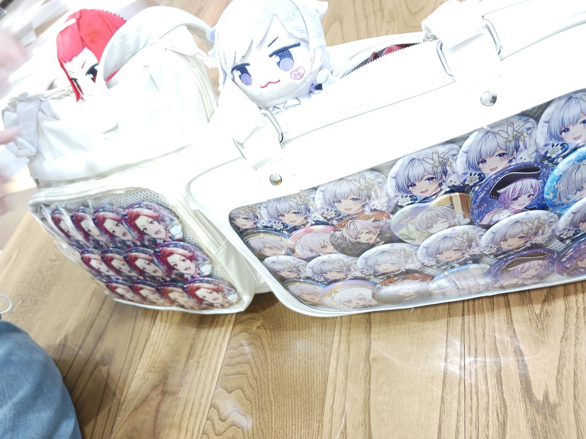 sho_mnus's tweet photo. ←3年前   現在→
3年前のときの缶バ全部ないのおもろい https://t.co/tAp3SOSXCD