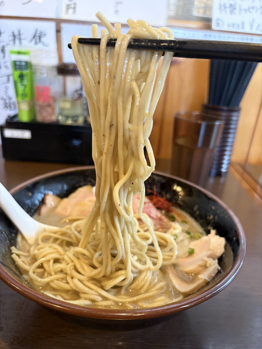 ramen3150love's tweet photo. つけ麺弥七　館林市
・極上団地妻煮干パイパンラーメン
・和え玉

今日の極上団地妻はにぼラーには
堪らないビター全開で🐴🐴
3種のチャーシューも絶品😍

和え玉もカエシと油の香りが
ダイレクトに麺に伝わりこれまた🐴🐴

結論〜
師匠のラーメンは全て極上
いつも愛情盛りありがとうございます🥰 https://t.co/fgo4SUAUGx