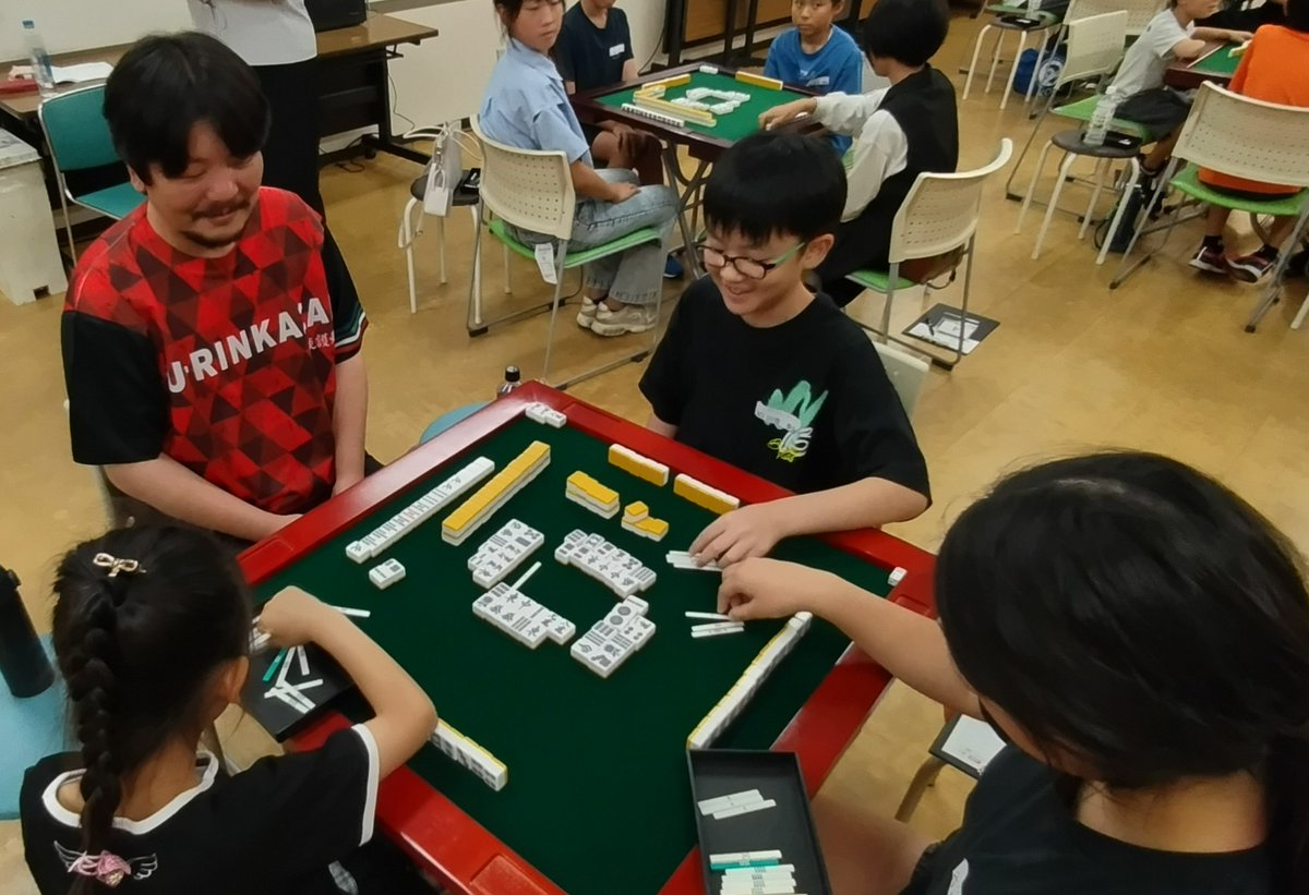 asahi_mahjong1's tweet photo. 四暗刻をツモり、Mリーガーの力を子どもたちに示す勝又プロ https://t.co/5FO993no7T