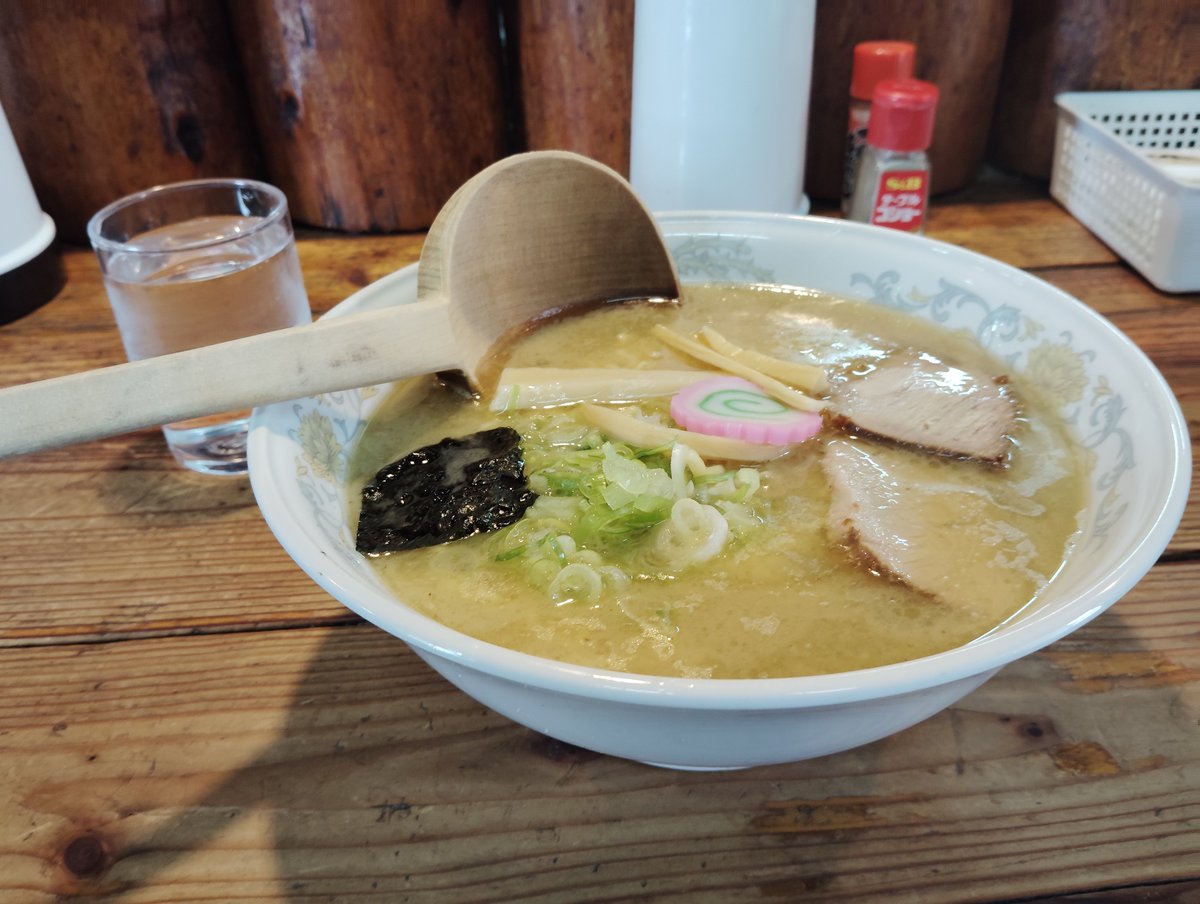 SenatsukiYui25a's tweet photo. #見た人も無言でラーメンあげる https://t.co/1cEVlOZyVB