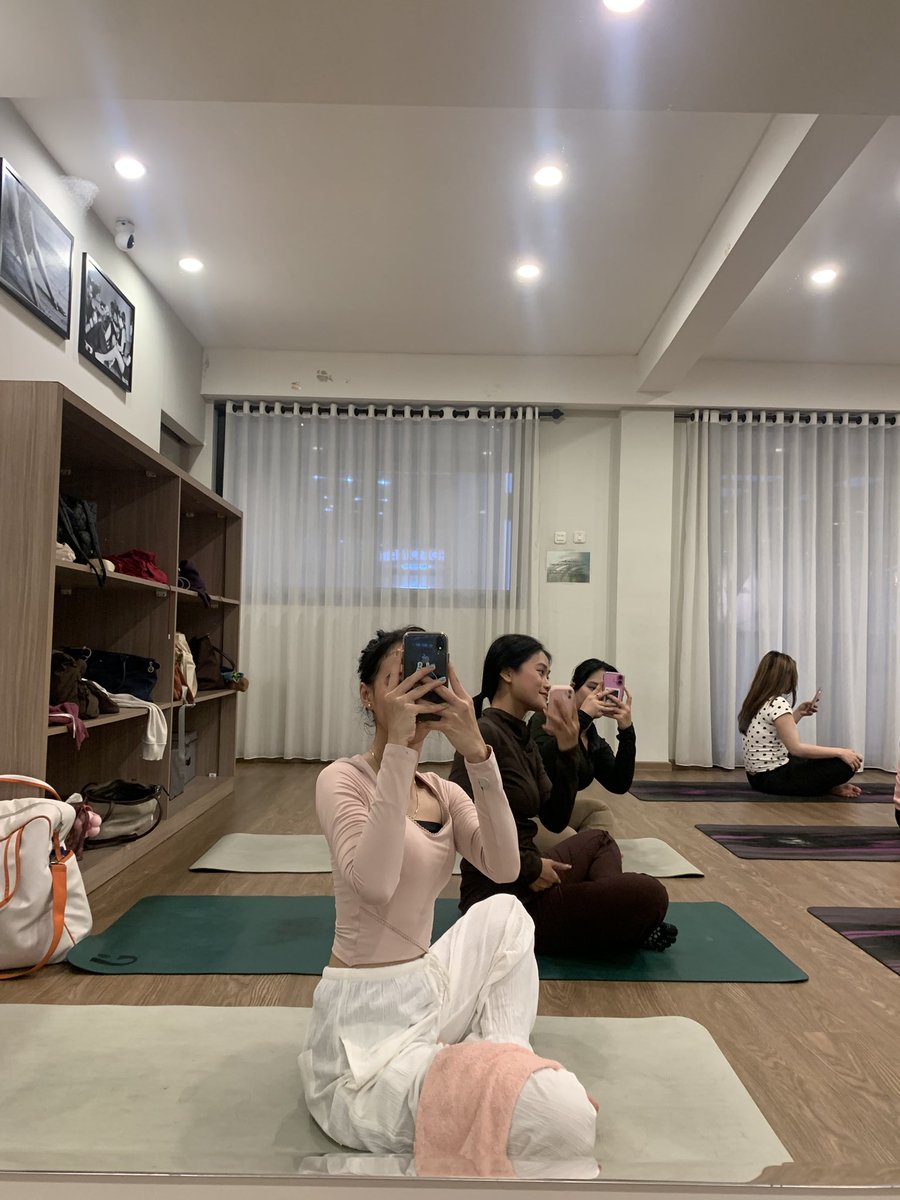 ohnauwya's tweet photo. senangnyaaa deket rumah banyak studio yoga dari aku yg sukanya kepepet jadi tetep aman😃😃
bener bener i'm slowly getting into yoga.. kayak udah nemu titik serunya +++++ my pacar gueh support mau ikut jugak🥰 i'm glad😌💗 https://t.co/BZ5eKYXa5y