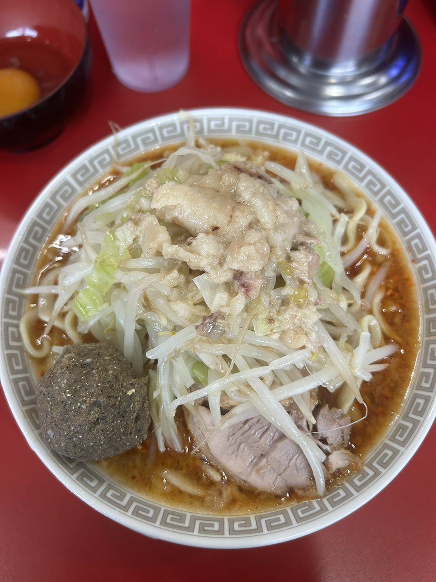 EWry0dZ3bv72617's tweet photo. ラーメン二郎　生田駅前店
#115
発汗終了間近との事で急遽生田へ
魚玉との相性も良い！
後半のとろみ感あるスープがよかった
もうちょい辛い印象だったけど、程よい辛さで食べやすい

ミニラーメン硬めニンニク少なめヤサイアブラ+生卵、発汗、魚玉

1400着中待ち接続
ご馳走様でした https://t.co/QgunmXpJH8