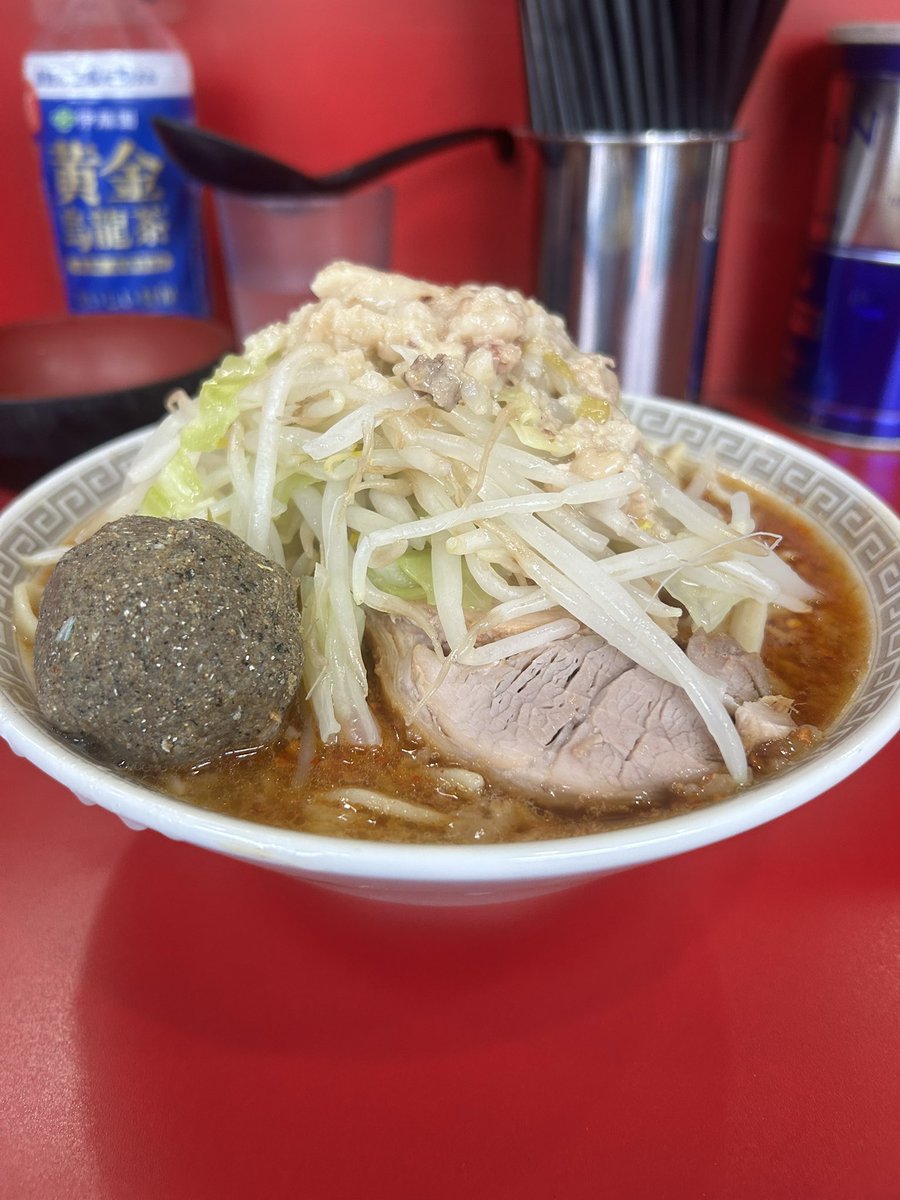 EWry0dZ3bv72617's tweet photo. ラーメン二郎　生田駅前店
#115
発汗終了間近との事で急遽生田へ
魚玉との相性も良い！
後半のとろみ感あるスープがよかった
もうちょい辛い印象だったけど、程よい辛さで食べやすい

ミニラーメン硬めニンニク少なめヤサイアブラ+生卵、発汗、魚玉

1400着中待ち接続
ご馳走様でした https://t.co/QgunmXpJH8