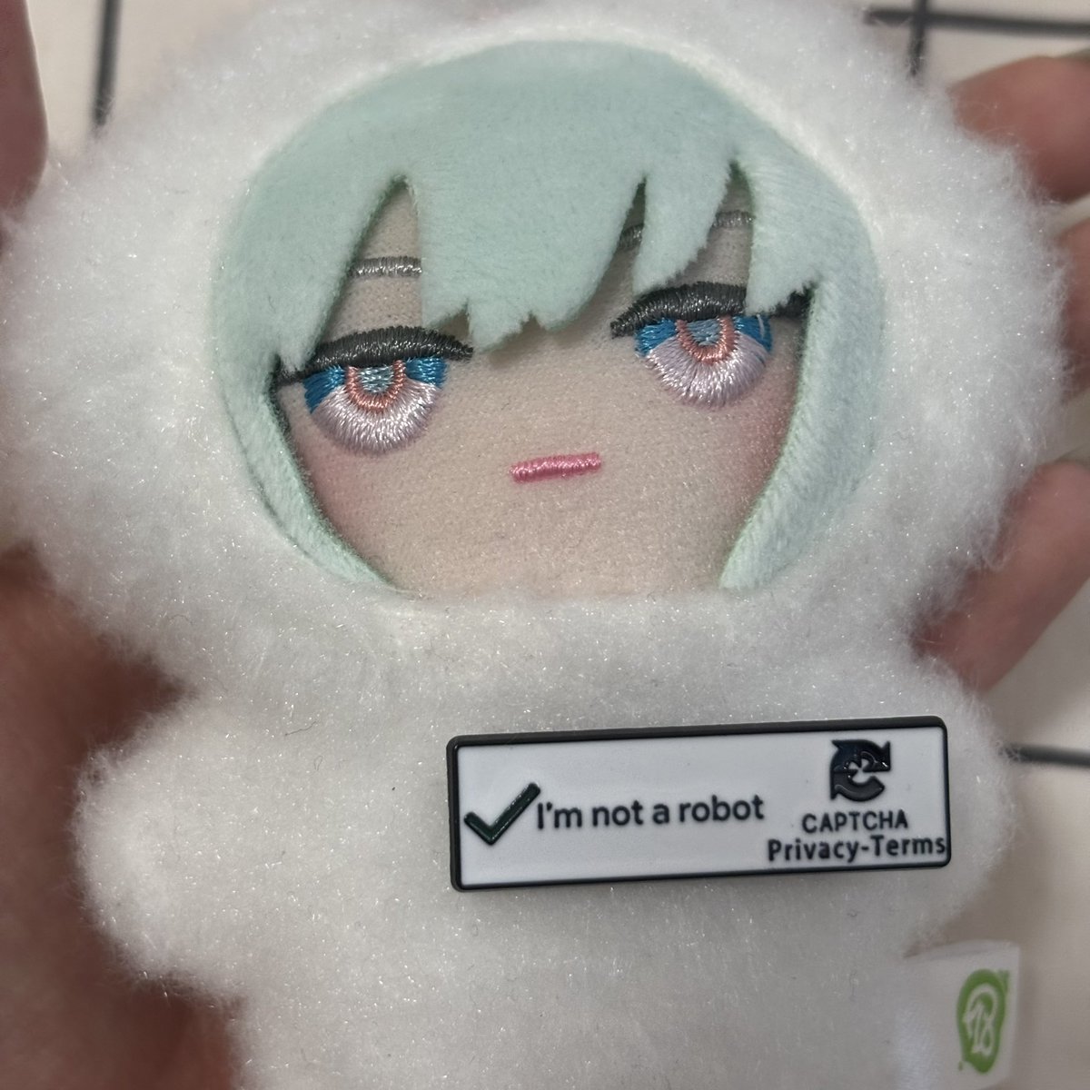 1nternet_3i5_'s tweet photo. 私はロボットではありませんのピンバッジを買いました…… https://t.co/SpkYMLZwWy