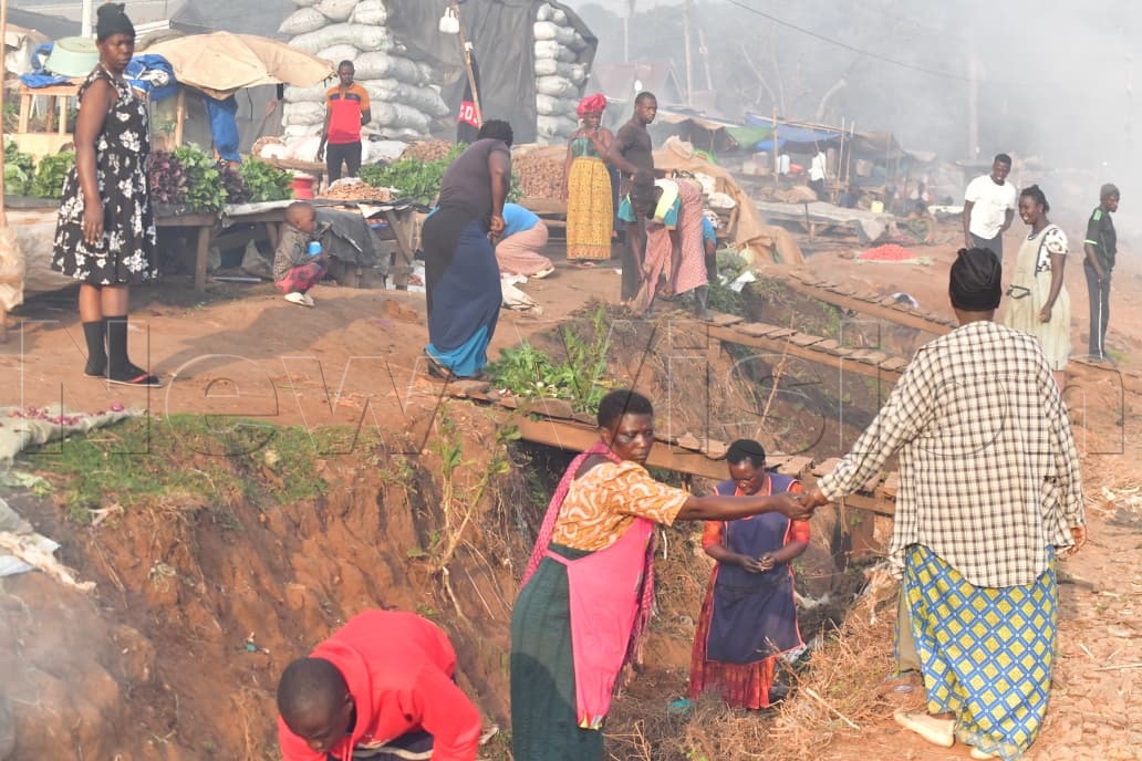newvisionwire's tweet photo. Kireka Market: Vendors are cleaning around their businesses and clearing drainage channels as they take part in the National Cleaning Day exercise.

#NationalCleaningDay #VisionUpdates
📸 Photos by Mpalanyi Ssentongo https://t.co/F2eVpeYbNT