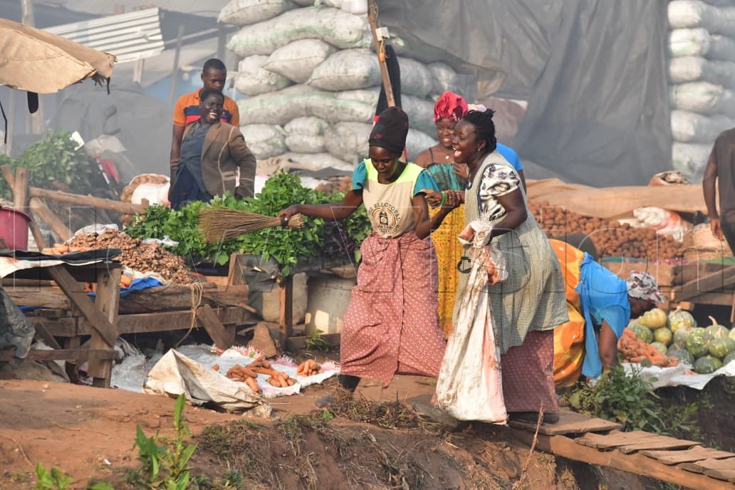 newvisionwire's tweet photo. Kireka Market: Vendors are cleaning around their businesses and clearing drainage channels as they take part in the National Cleaning Day exercise.

#NationalCleaningDay #VisionUpdates
📸 Photos by Mpalanyi Ssentongo https://t.co/F2eVpeYbNT