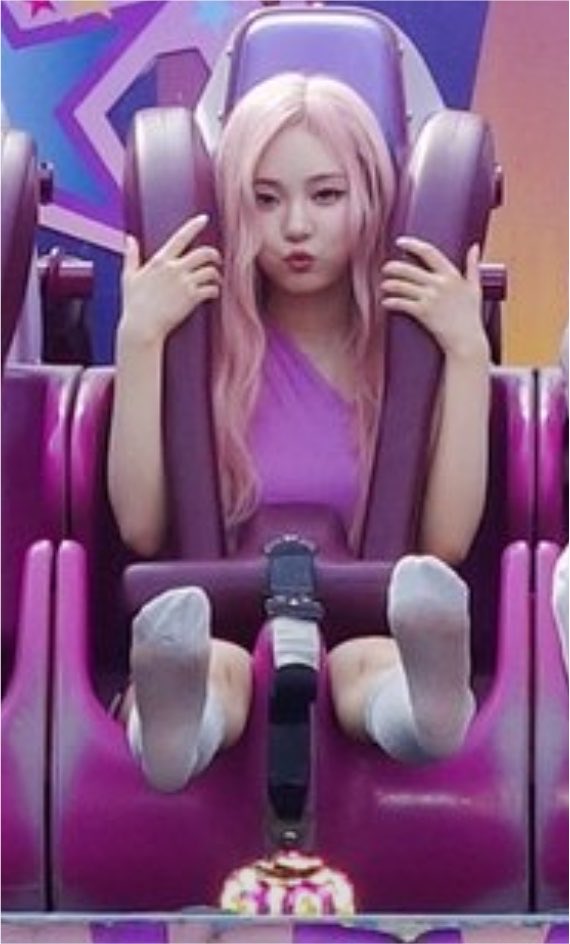 leesouvenir's tweet photo. 닝닝아 발 몇이야..? 왜케작아..? 애기야.... https://t.co/7ii3K84bDW