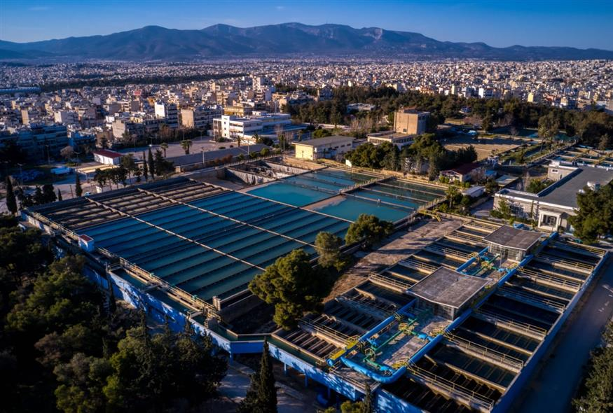 RXRqdEgogik2Z9P's tweet photo. ΙΔΙΩΤΙΚΟΠΟΙΟΥΝ ΚΑΙ ΤΟ ΝΕΡΟ!!!

Το υπό ψήφιση νομοσχέδιο για τη διαχείριση των υδάτων (30/7) αποτελεί την ολοκλήρωση ενός μεθοδευμένου σχεδίου για τη βίαιη μετατροπή του νερού από κοινωνικό αγαθό σε ακριβό εμπόρευμα. 
Η κυβέρνηση παρακάμπτει προκλητικά τις αποφάσεις του ΣτΕ και, με πρόσχημα τη λειψυδρία, ξεπουλά την ΕΥΔΑΠ και την ΕΥΑΘ στους ιδιώτες μετόχους. Ακολουθείται πιστά το καταστροφικό μοντέλο της ΔΕΗ, το οποίο ήδη αφαίμαξε τους Έλληνες πολίτες για να γεμίσει τις τσέπες των στελεχών με προκλητικά μπόνους.

Οι απαράδεκτες ρυθμίσεις του νομοσχεδίου επιβάλλουν:
Αρπαγή τοπικών δικτύων: Υφαρπάζονται υποχρεωτικά οι υποδομές ύδρευσης και άρδευσης από την Αττική έως τη Χαλκιδική, παραδίδοντας δημόσια περιουσία εκατομμυρίων σε χρηματιστηριακές εταιρείες.
Εξοστρακισμός της Αυτοδιοίκησης: Οι Δήμοι υποβαθμίζονται σε απλούς θεατές, χάνοντας τον έλεγχο των υποδομών τους, με άμεση συνέπεια την πλήρη εγκατάλειψη των μη κερδοφόρων δικτύων σε χωριά και νησιά.
Σκοτεινές διαδικασίες: Η ενοποίηση στερείται οποιασδήποτε τεχνικής ή οικονομικής μελέτης, προδιαγράφοντας μια βέβαιη εκτόξευση των τιμολογίων για νοικοκυριά και αγρότες.
Κατάργηση κοινωνικού ελέγχου: Η ενίσχυση της ΡΑΑΕΥ εξαφανίζει κάθε ίχνος δημόσιου ελέγχου, στρώνοντας το χαλί για την είσοδο κερδοσκόπων «παρόχων».
Πάρτι απευθείας αναθέσεων: Νομιμοποιούνται οι «έκτακτες» αναθέσεις έργων, πετώντας στα σκουπίδια τους θεσμικούς ελέγχους, τις μελέτες και τις νόμιμες αδειοδοτήσεις.
Το αποτέλεσμα θα είναι ένας γραφειοκρατικός εφιάλτης με πανάκριβο νερό, που θυσιάζει τις βασικές ανάγκες της κοινωνίας στον βωμό του ιδιωτικού κέρδους.