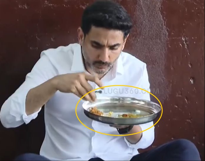 TRPartyOfficial's tweet photo. పచ్చ దేశంలో పిల్లలతో తిన్నట్టు నటించడమే సింప్లీసిటీ....👇

Pic 1 : కొడుకు ప్లేట్ లో అన్నం లేదు 

Pic 2 : తండ్రి ప్లేట్ లో అన్నం లేదు 

Pic 3 : పిల్లల ప్లేట్ లో అన్నం వుంది 

Pic 4 : పిల్లల ప్లేట్ లో అన్నం వుంది . https://t.co/6Q7eHheCg7