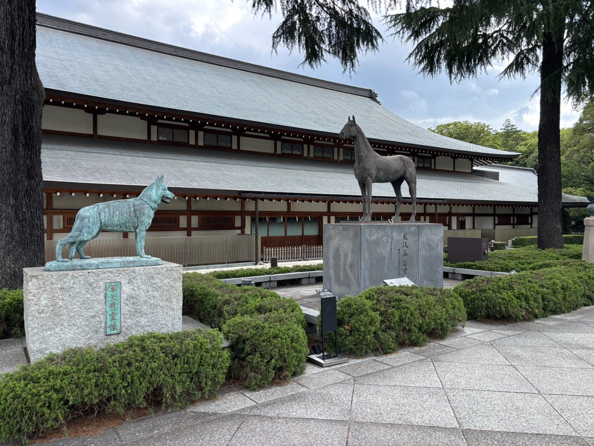 YPiclpwxaoLhbBR's tweet photo. よく考えてみたら軍馬や軍犬も英霊達と一緒に戦った戦友…英霊だよね。🥺
遊就館、何度入っても新しい発見があって感極まる😢
この人達に比べたらワシなんて世の中に何の役にも立たない😢
人生迷ったら知覧へ行けと言うが靖国の杜でも自分を奮い立たせるには充分。
ただしこたま外は暑い🥵💦 https://t.co/qwRgJkKHX5