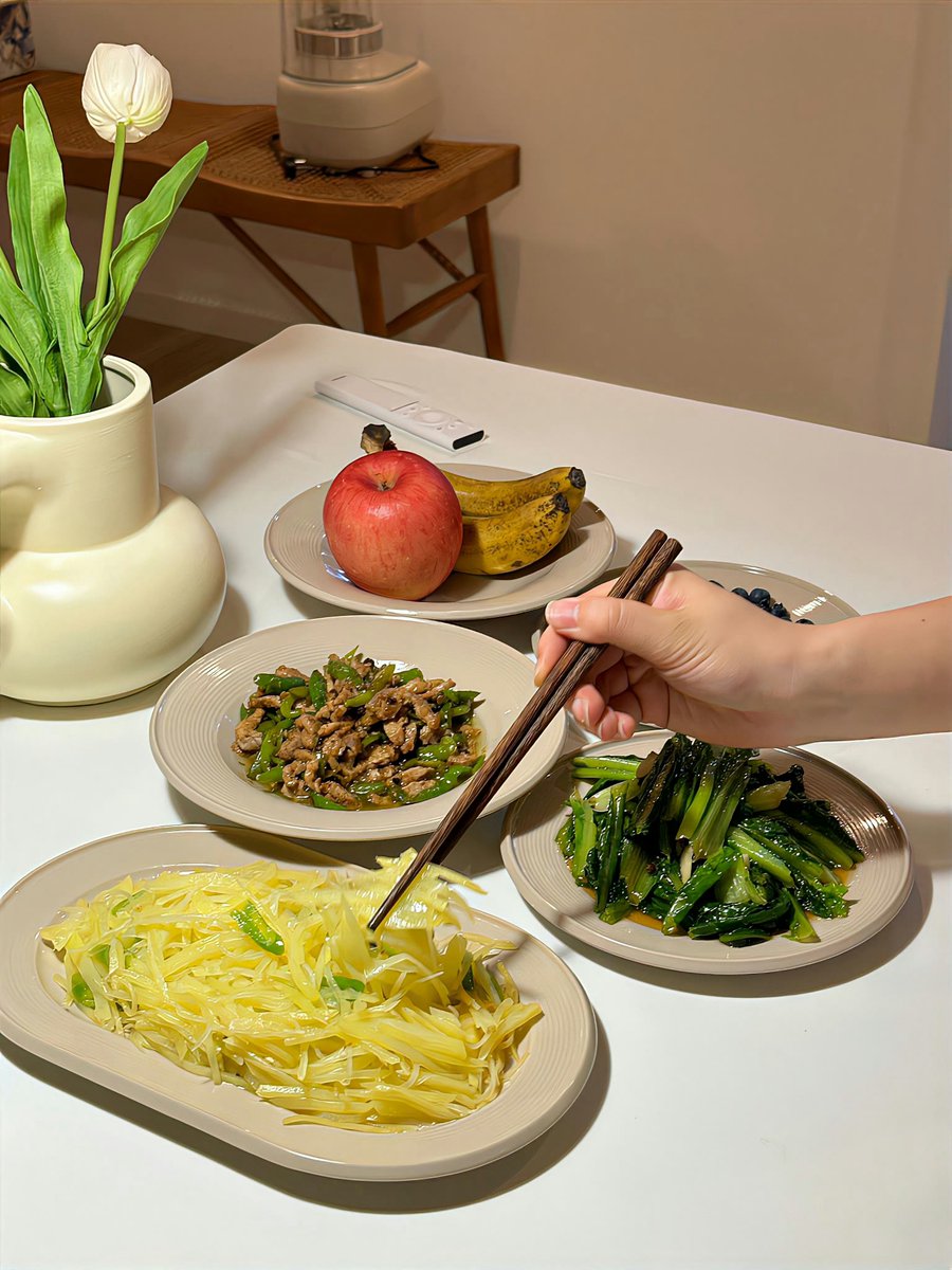 GregoriaOhbx's tweet photo. 今日份好好吃饭 清炒时蔬配溏心蛋，简单清爽又顶饱，打工人的餐桌小满足～ https://t.co/3rRT9zBOMf