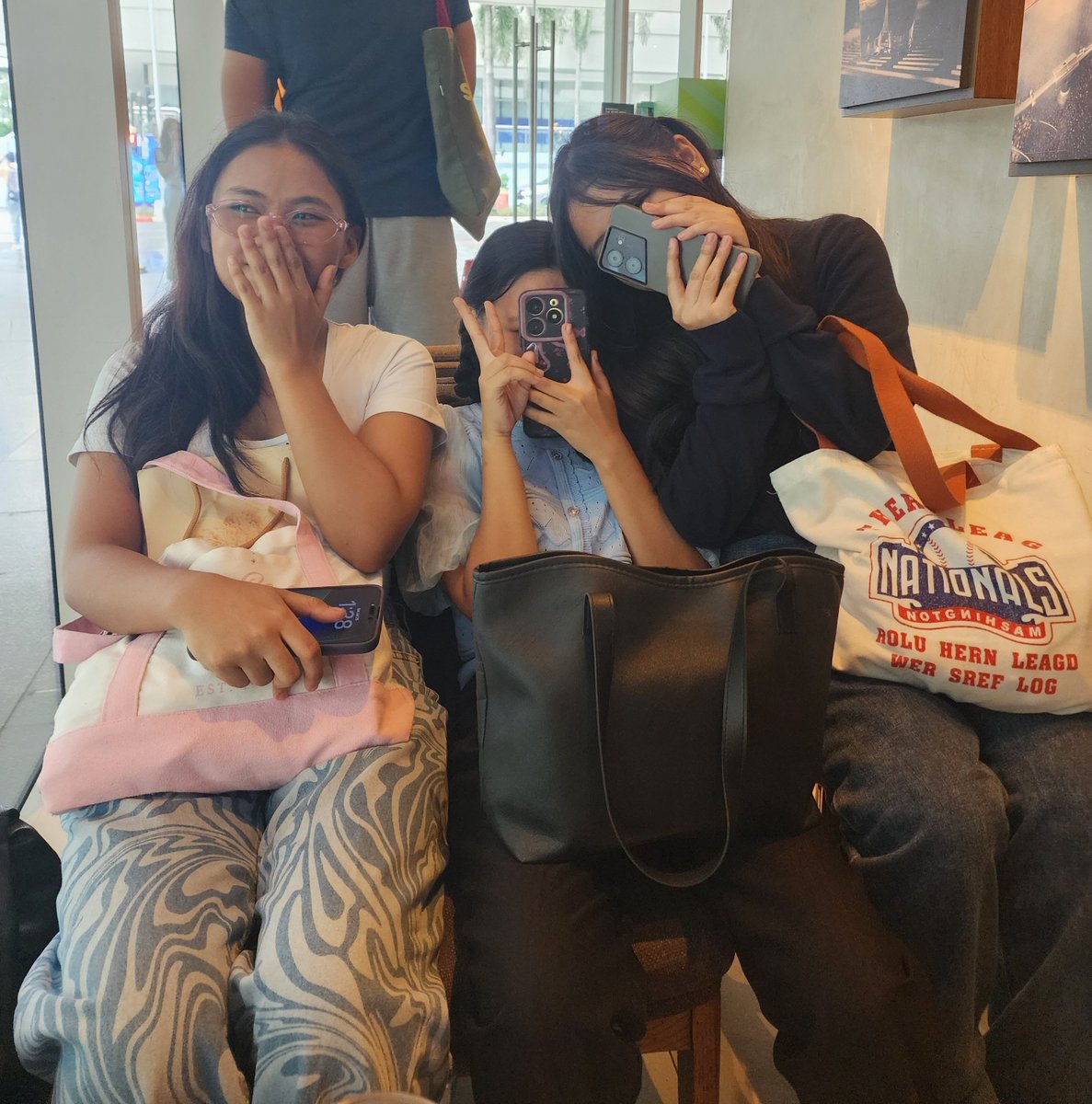 baonnivia's tweet photo. ayaw nila magsalita 😭 @zsunlovre @ryedekino https://t.co/j8JDQhswQu