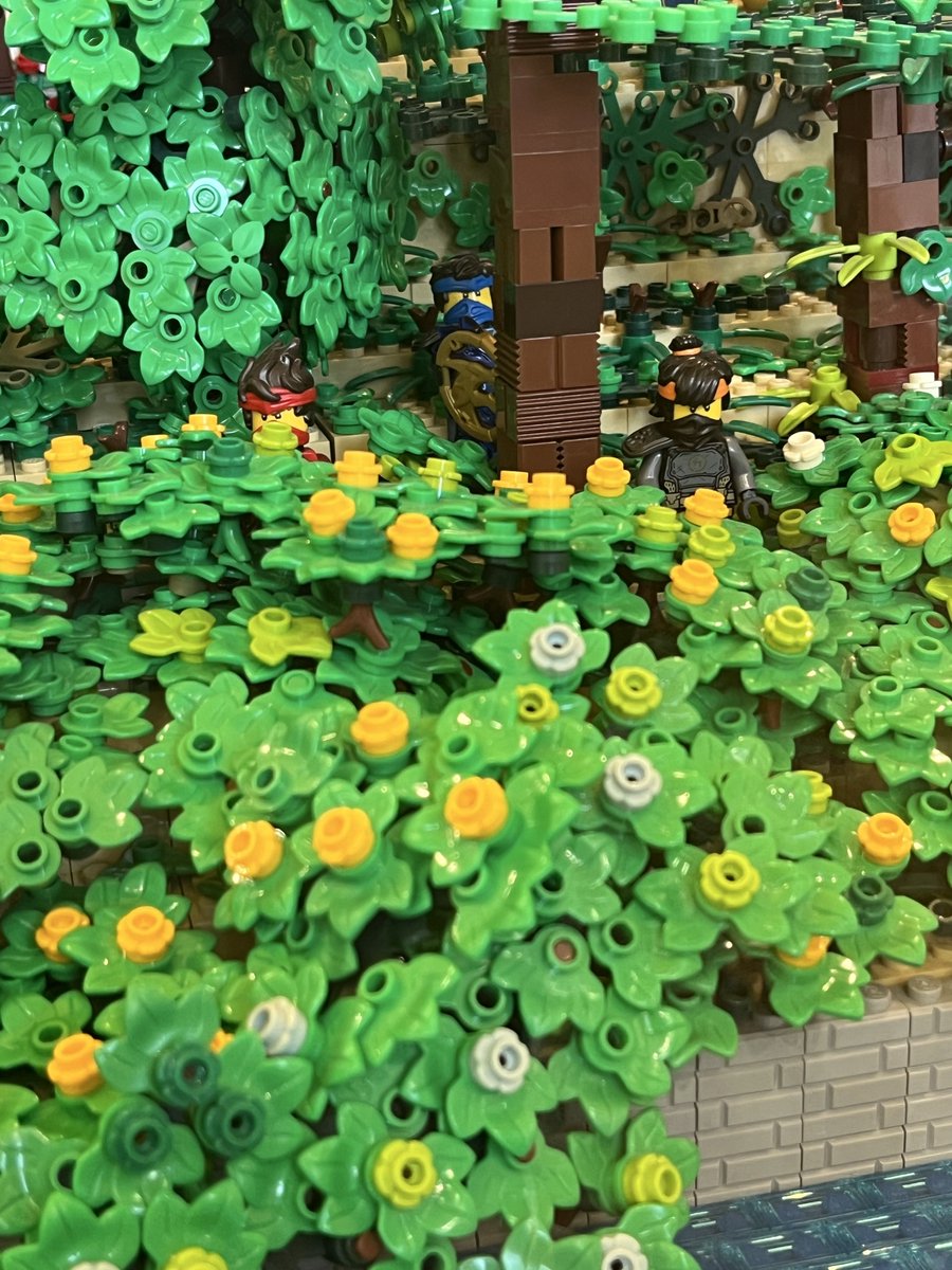 KAENCOLE's tweet photo. The Lego store hid dumbass trio in the jungle display aww 🥹🥹🥹 https://t.co/R8bXaZLR7k