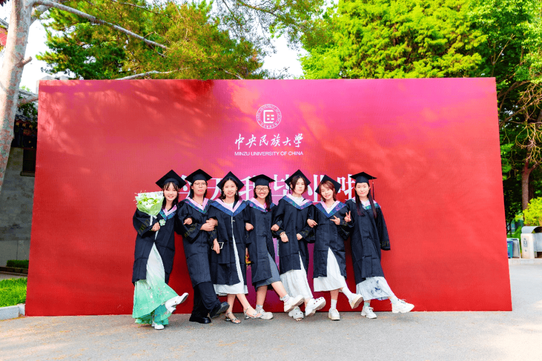 iillilliidf's tweet photo. Countdown to graduation day  Grateful for every laugh, late-night study session, and friend that made these years unforgettable. Next stop, whatever comes—we’re ready! https://t.co/9dKtCv589G
