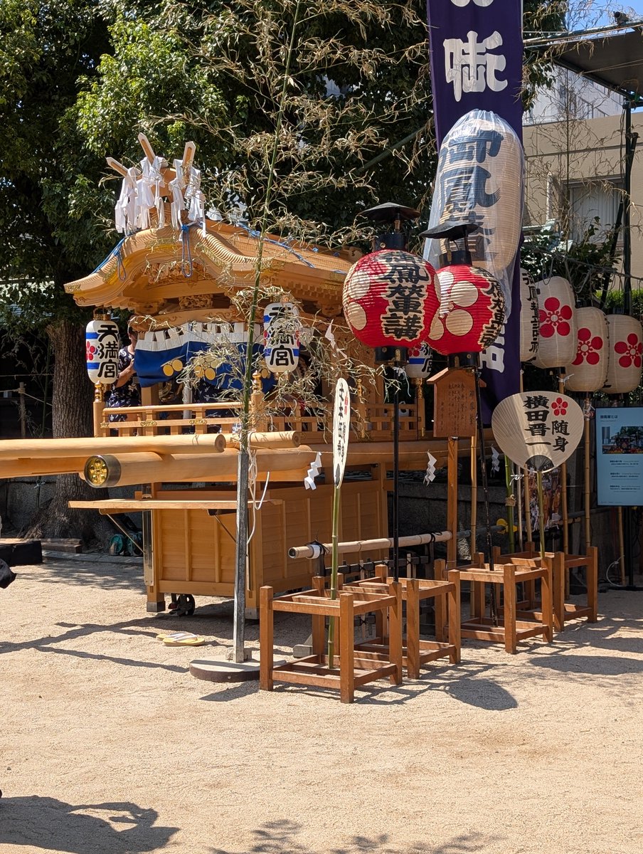 Zmanjuu's tweet photo. 大阪天神橋酒飲み模様。今日は天神祭に来ました。土曜日だけあって例年より人が多くそして暑い！たまらず立ち飲みに避難。南森酒場三六五にて瓶ビールとポテサラ牛すじ煮込みで昼から乾杯！
#大阪　#天神祭　#昼飲み　#天神橋筋商店街　#アサヒビール https://t.co/3UxnNU7vld