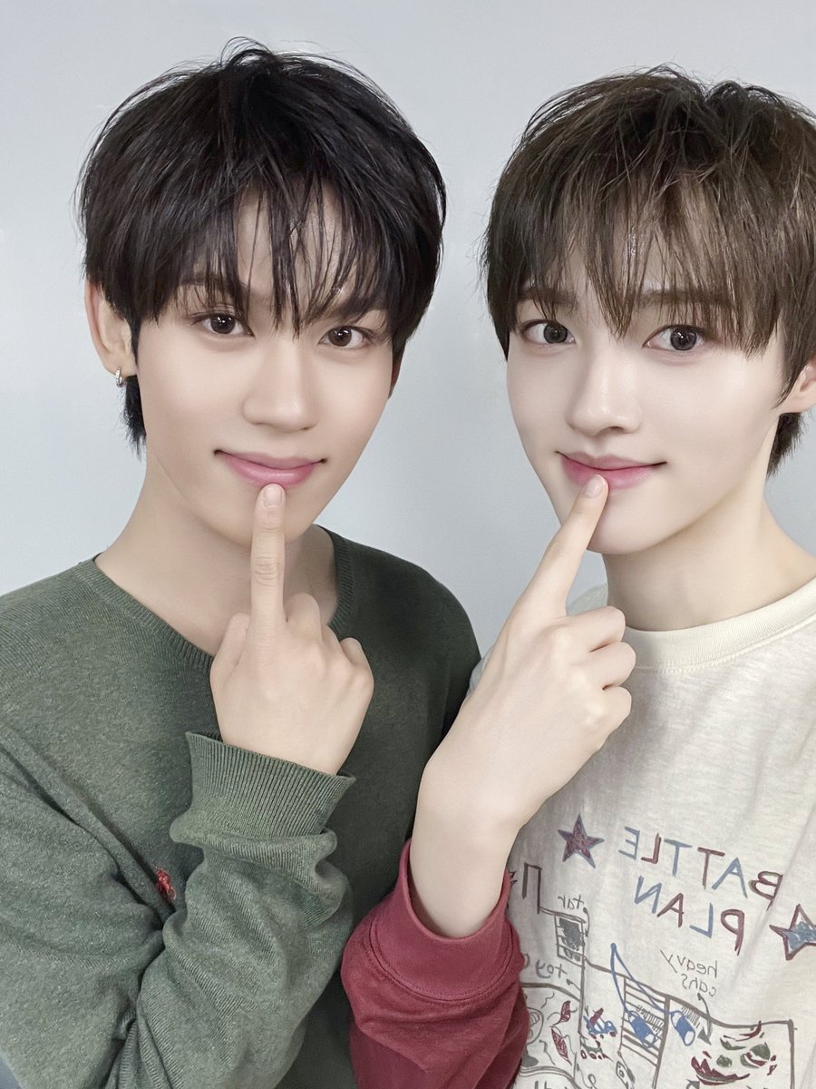 kissent2010's tweet photo. 【#YUHZ】

𝗬𝗨𝗛𝗭 𝟭𝘀𝘁 𝗦𝗶𝗻𝗴𝗹𝗲 𝗔𝗹𝗯𝘂𝗺 [𝗢𝗿𝗮𝗻𝗴𝗲 𝗥𝗲𝗰𝗼𝗿𝗱]
𝗥𝗲𝗹𝗲𝗮𝘀𝗲 𝗘𝘃𝗲𝗻𝘁 𝗩𝗼𝗹.3🍊

[2ショットセルカ撮影会]
明日のポーズは💭
・わんちゃん🐶🐾
・ほっぺハート🧏🏻‍♀️💕
・お口ちょん😙💕︎

上記3種類の中からお選びください✨️

#YUHZ #ユアーズ #DEARZ 
#Orange_Record #유어즈