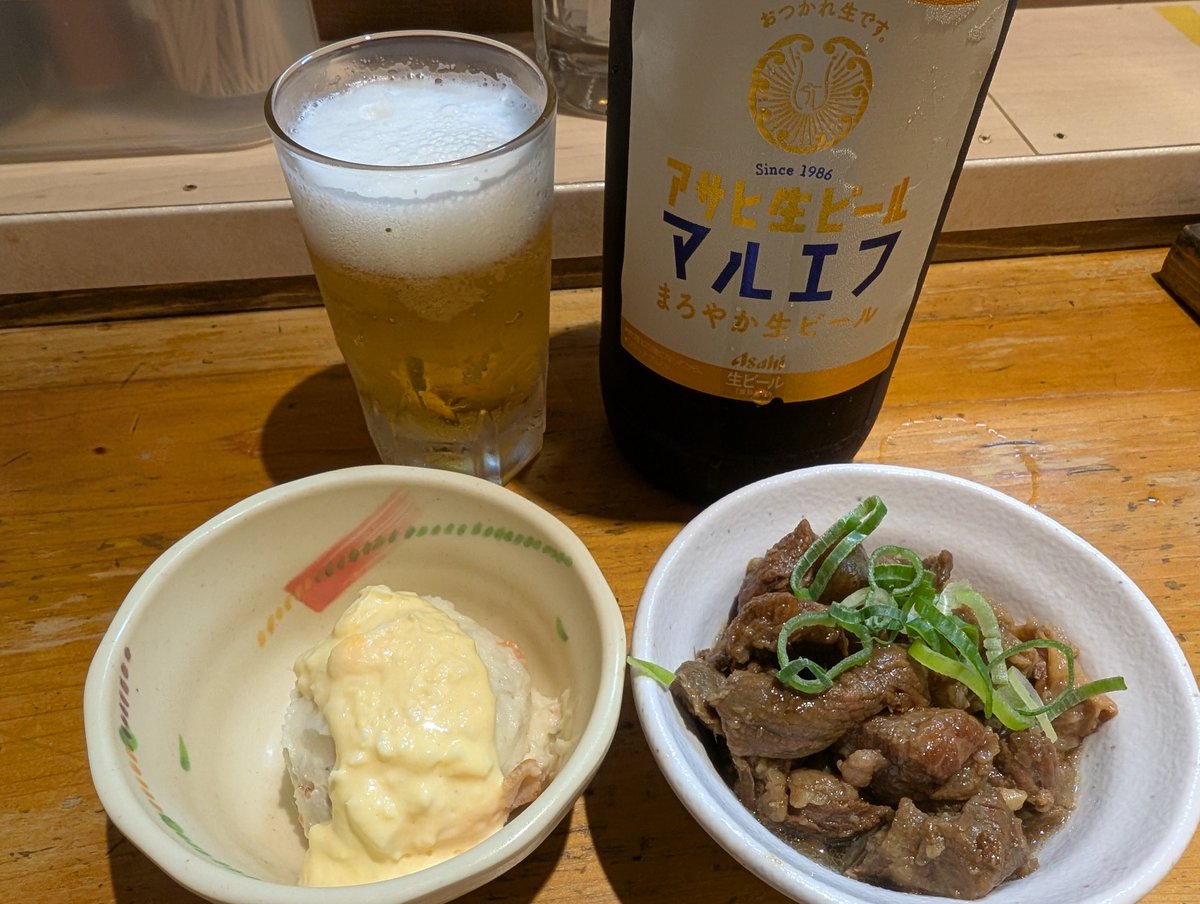 Zmanjuu's tweet photo. 大阪天神橋酒飲み模様。今日は天神祭に来ました。土曜日だけあって例年より人が多くそして暑い！たまらず立ち飲みに避難。南森酒場三六五にて瓶ビールとポテサラ牛すじ煮込みで昼から乾杯！
#大阪　#天神祭　#昼飲み　#天神橋筋商店街　#アサヒビール https://t.co/3UxnNU7vld
