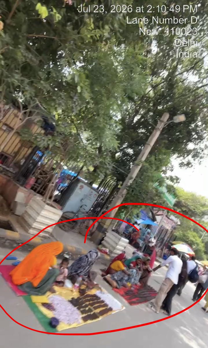 Sarojini_SMSA's tweet photo. Is this corruption, deliberate ignorance, or a partnership with encroachment?

Right next to the Delhi Police Seva Kendra on D Avenue, Sarojini Nagar Market, illegal encroachments continue unabated. Yet, no action is being taken.

Roads, footpaths, and walkable spaces are being illegally occupied in blatant disregard of the Hon’ble Supreme Court’s directions to keep public spaces free from encroachments. Despite this happening in plain sight, neither Delhi Police nor the NDMC Enforcement Department appears to be taking effective action.

When repeated violations continue without enforcement, the public is left wondering: who benefits from this inaction?

#SarojiniNagar #DelhiPolice #NDMC #Encroachment #RuleOfLaw #SupremeCourt #Delhi 

@CPDelhi @dcp_southwest @LtGovDelhi @gupta_rekha @CMODelhi @HMOIndia @AmitShah @CVCIndia @AmarUjalaNews @punjabkesari @NavbharatTimes @SurajSolanki @CellDelhi @Ravindra_IPS @PressSubodhJain @TOIIndiaNews @aajtak @ndtv @CBIHeadquarters @Anuj_84_Gupta @dtptraffic @BansuriSwaraj @p_sahibsingh @indSupremeCourt @JointCPSR @BJP4India @abhishekdevlive @IPSMadhurVerma