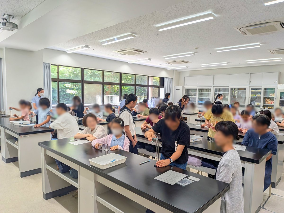 shirayuri_ch's tweet photo. 小学生対象の「夏の実験教室」を開催！顕微鏡観察のあと、ラメ入りのオリジナル保冷剤を作りました。校内見学の間に冷やし、ひんやり冷たい状態でお持ち帰りいただきました。9/19・20の文化祭にもぜひ遊びにいらしてくださいね。
https://t.co/ASQ8vbC7H2 https://t.co/vqoaLdPXPq