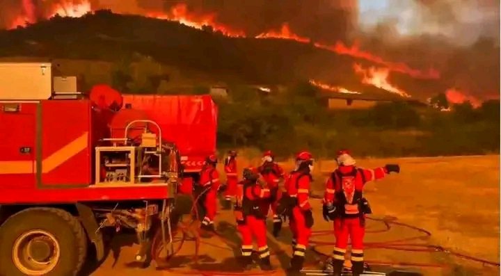 RLongidimo's tweet photo. 🔴🔴🔴🇪🇸🔥 Après la France, l’Espagne est à son tour frappée par des incendies géants
À l’ouest de Madrid, deux des trois feux, ceux de San Martín et de Villa del Prado, sont sur le point de fusionner pour former un seul immense brasier. Le préfet Francisco Martín annonce que la situation est "hors de contrôle" et que les flammes progressent vers Navas del Rey. De nouveaux villages sont en cours d’évacuation. Pensées pour les habitants et force aux pompiers qui luttent en première ligne