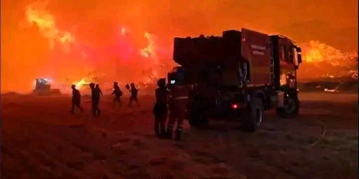 RLongidimo's tweet photo. 🔴🔴🔴🇪🇸🔥 Après la France, l’Espagne est à son tour frappée par des incendies géants
À l’ouest de Madrid, deux des trois feux, ceux de San Martín et de Villa del Prado, sont sur le point de fusionner pour former un seul immense brasier. Le préfet Francisco Martín annonce que la situation est "hors de contrôle" et que les flammes progressent vers Navas del Rey. De nouveaux villages sont en cours d’évacuation. Pensées pour les habitants et force aux pompiers qui luttent en première ligne