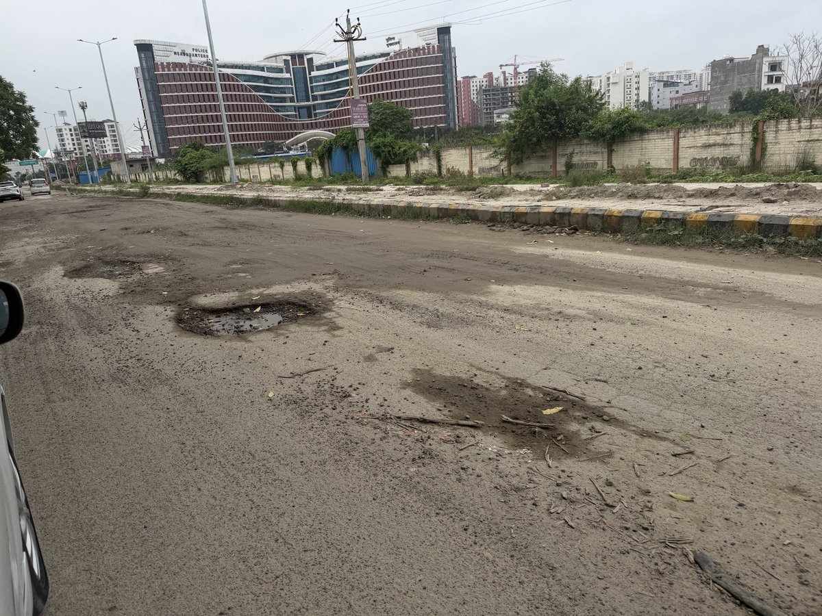 vikasicu's tweet photo. @myogiadityanath this condition of road from Police HQ towards Oranje Castle has been ignored by @LkoDevAuthority for long time inspite of information with them. Please take note of this callous attitude and request to get it rectified imdtly and permanently. No temp solution pl https://t.co/FKY4YV7rKs