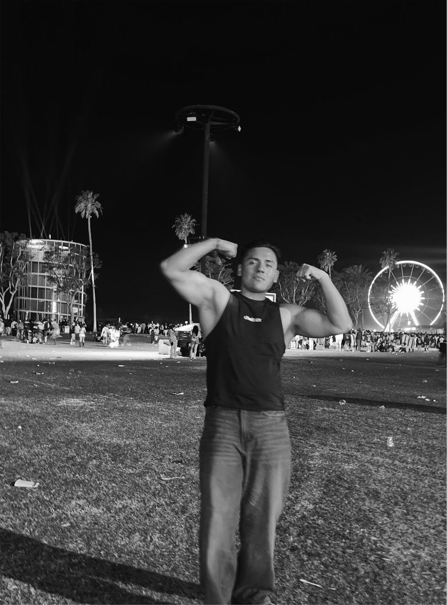 ntgn444's tweet photo. this was coachella 2025 this was the vibe at the time okay you need to understand https://t.co/Z421jMaC3w