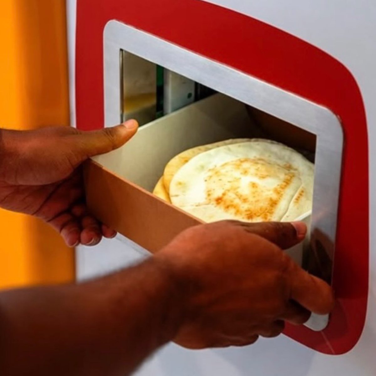AcervoCharts's tweet photo. Dubai possui uma máquina que distribui pão fresco gratuitamente 24 horas por dia para que ninguém passe fome. https://t.co/kuvbj2SVry