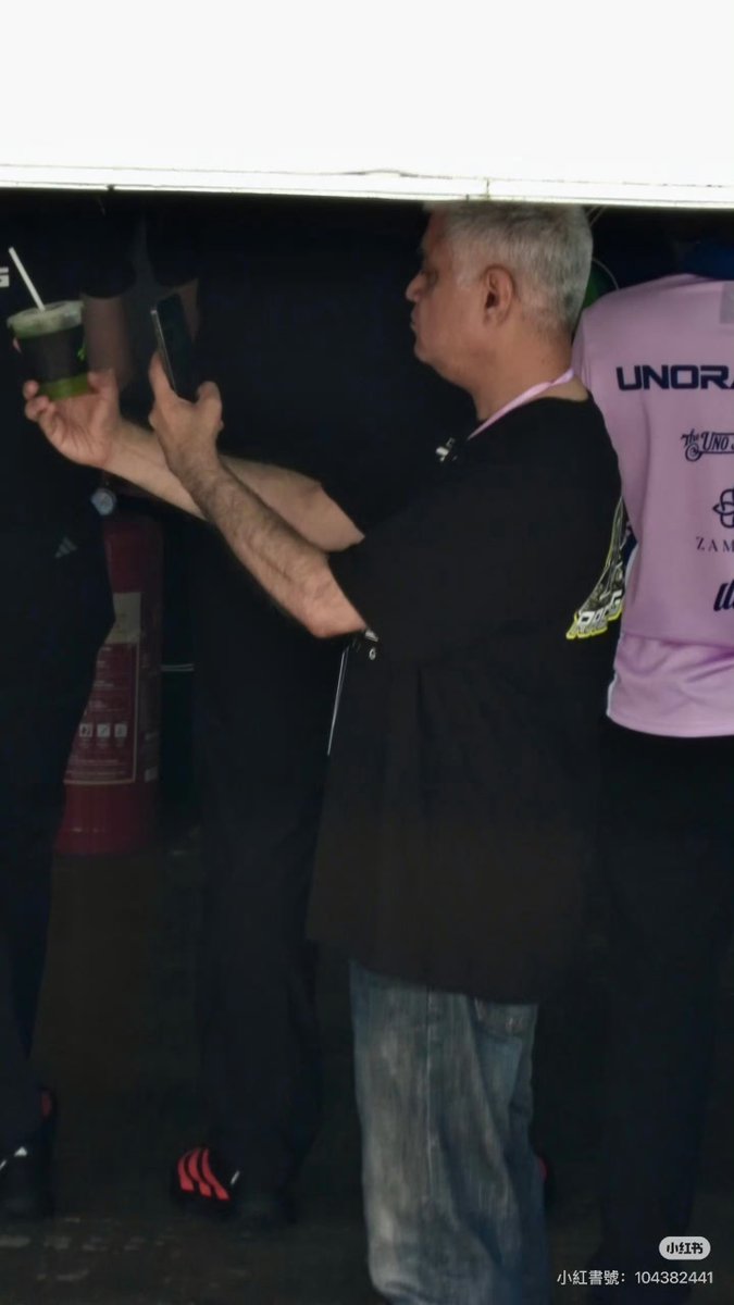 envyofyibo's tweet photo. Vikram Channa bringing 'proud father' energy at Yibo's racing garage😆😆😆 he so cute! And Vikram took photos of #MTJJ 💚

85RACING CGT ZHUHAI26
#WangYibo_ZhuhaiCGT26 #WangYibo #YIBO85 #85Racing https://t.co/d992stO7eg