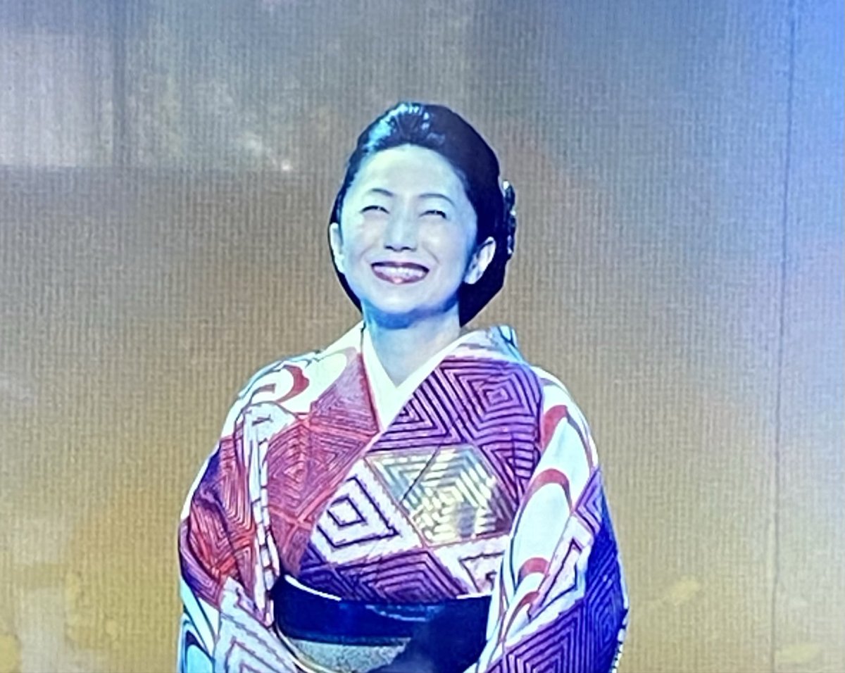 gokigeeeeen's tweet photo. 客席からの声援を受けて、
ニコッとしてお手振りするさゆりさん🥹
（波止場しぐれを歌う前）

石川さゆりオンステージ歌三昧　2015in博多座

はぁ😮‍💨🧡コンサート楽しみ！！！✨
#石川さゆり さん https://t.co/1akgjYarst