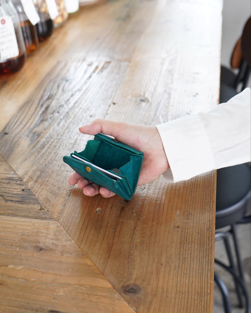 artisanfactory_'s tweet photo. STUDIUM 新作予告。
「timik mini」
シリーズ最小サイズ。 それでも、お札は二つ折りで収納。
ガバッと大きく開いて、
すべてに1秒アクセス。
2026年8月下旬、Makuakeにて
先行販売予定。
詳細は順次ご紹介していきます。

#studium財布
#timikmini
#ミニ財布
#革財布
#Makuake https://t.co/hxQQSm1xG9
