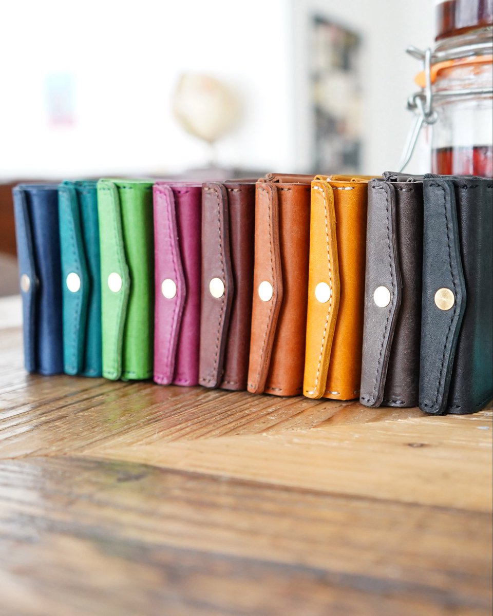 artisanfactory_'s tweet photo. STUDIUM 新作予告。
「timik mini」
シリーズ最小サイズ。 それでも、お札は二つ折りで収納。
ガバッと大きく開いて、
すべてに1秒アクセス。
2026年8月下旬、Makuakeにて
先行販売予定。
詳細は順次ご紹介していきます。

#studium財布
#timikmini
#ミニ財布
#革財布
#Makuake https://t.co/hxQQSm1xG9