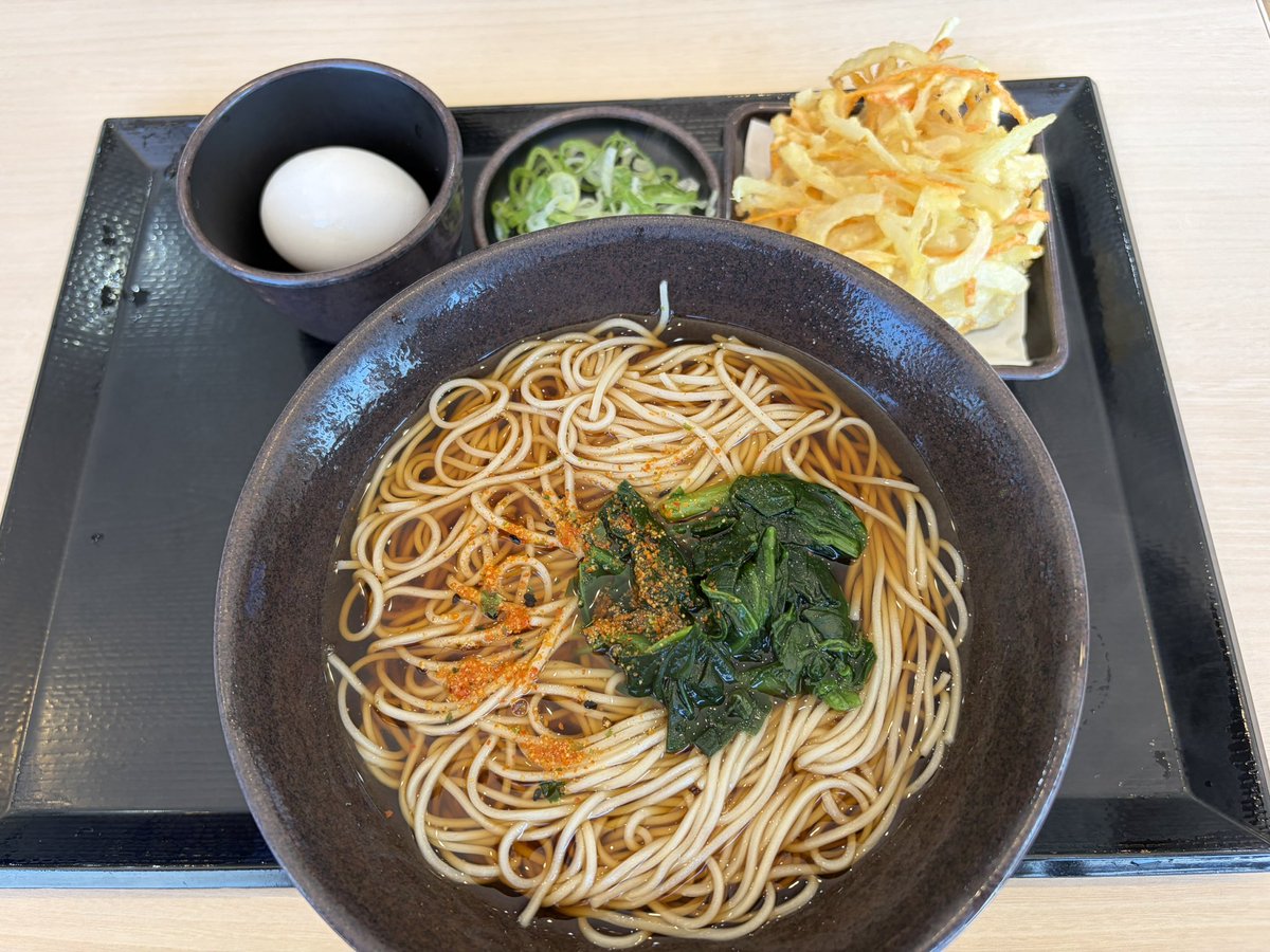 awalking_cat's tweet photo. 今日のお昼ごはん兼おやつ
暑い日に熱いお蕎麦を頂いて汗をかく💦 https://t.co/Lfjy4fvTQN