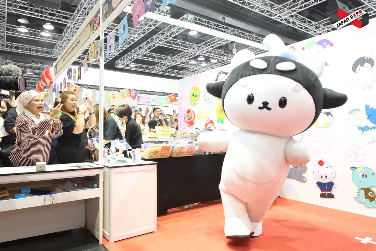 JAPANEXPO_MLY's tweet photo. 💙#JapanExpoMalaysia2026xGMMTV
So much love for POLCASAN🐻‍❄️🐳

Fans gathered to meet GMMTV’s beloved mascot, sharing smiles and unforgettable moments. 

Thank you for the warm welcome! ✨

#JapanExpoMalaysia2026 #GYUCREATIVE #siamconnection #Polcasan #GMMTV https://t.co/diRYzn5poD