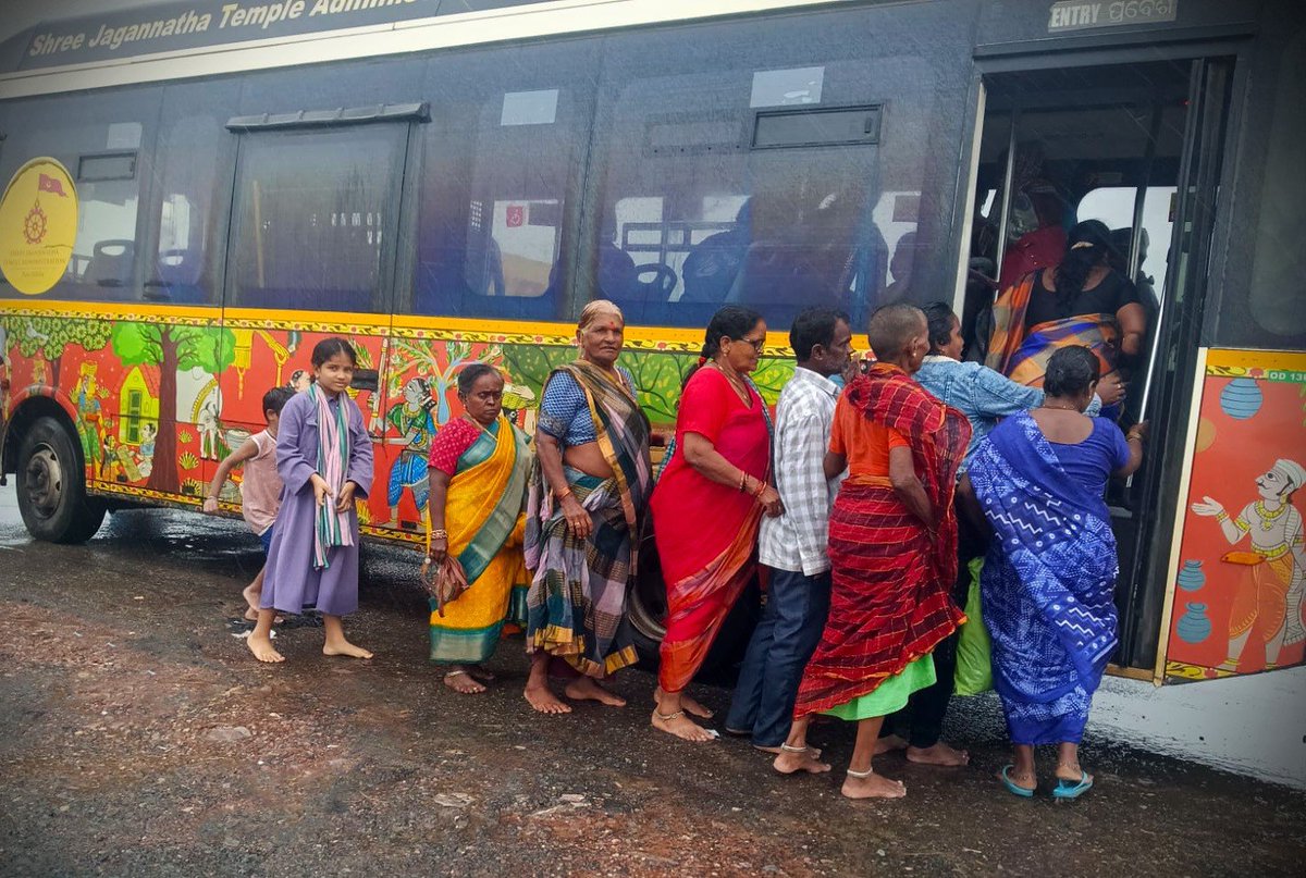 CRUT_BBSR's tweet photo. ମହାପ୍ରଭୁ ଶ୍ରୀ ଜଗନ୍ନାଥଙ୍କ ପବିତ୍ର ସୁନାବେଶ ଦର୍ଶନ ପାଇଁ ଆସୁଥିବା ଶ୍ରଦ୍ଧାଳୁଙ୍କ ସେବାରେ ଆମ ବସ୍।
ଓଡ଼ିଶା ସରକାର ଓ ଶ୍ରୀ ଜଗନ୍ନାଥ ମନ୍ଦିର ପ୍ରଶାସନଙ୍କ ପକ୍ଷରୁ ସମଙ୍ଗ ପାର୍କିଂରୁ ଷ୍ଟର୍ଲିଂ ପାର୍କିଂ ପର୍ଯ୍ୟନ୍ତ ଦେୟମୁକ୍ତ ଶଟଲ୍ ବସ୍ ସେବା ଶ୍ରଦ୍ଧାଳୁଙ୍କ ଯାତ୍ରାକୁ କରୁଛି ସହଜ ଓ ସୁଗମ।
#JayJagannath #Sunabesha #AmaBus https://t.co/MM3UW1eK6H