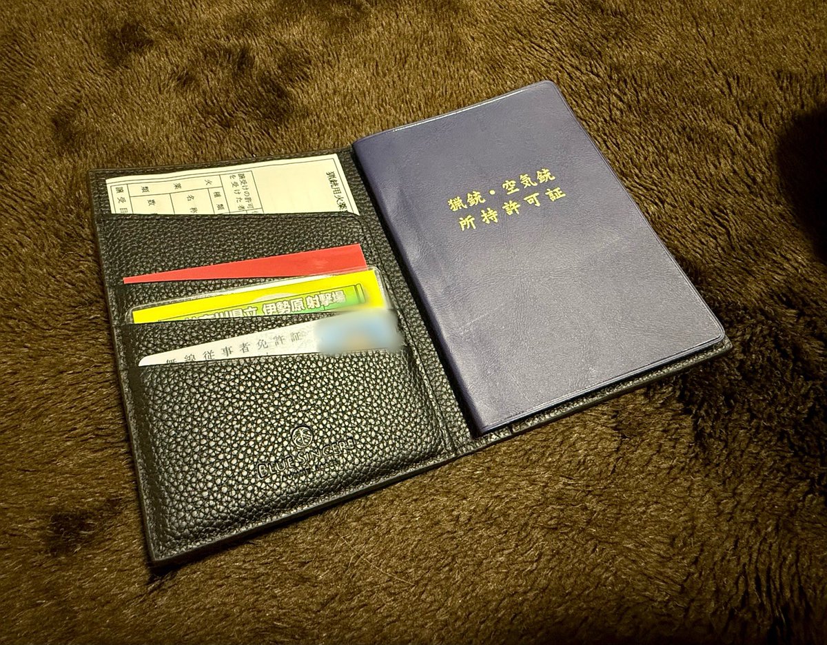ynch4649's tweet photo. お気に入りの、ギリッギリ所持許可証が入ったパスポートケース。これにたどり着く前に別のパスポートケースを買って、ギリッギリ入らず悔しい思いをしていたので、その分かわいい。
#許可証ケース #狩猟 #猟銃 #銃砲 #クレー射撃 #パスポートケー��� https://t.co/BjBQSZjlMv