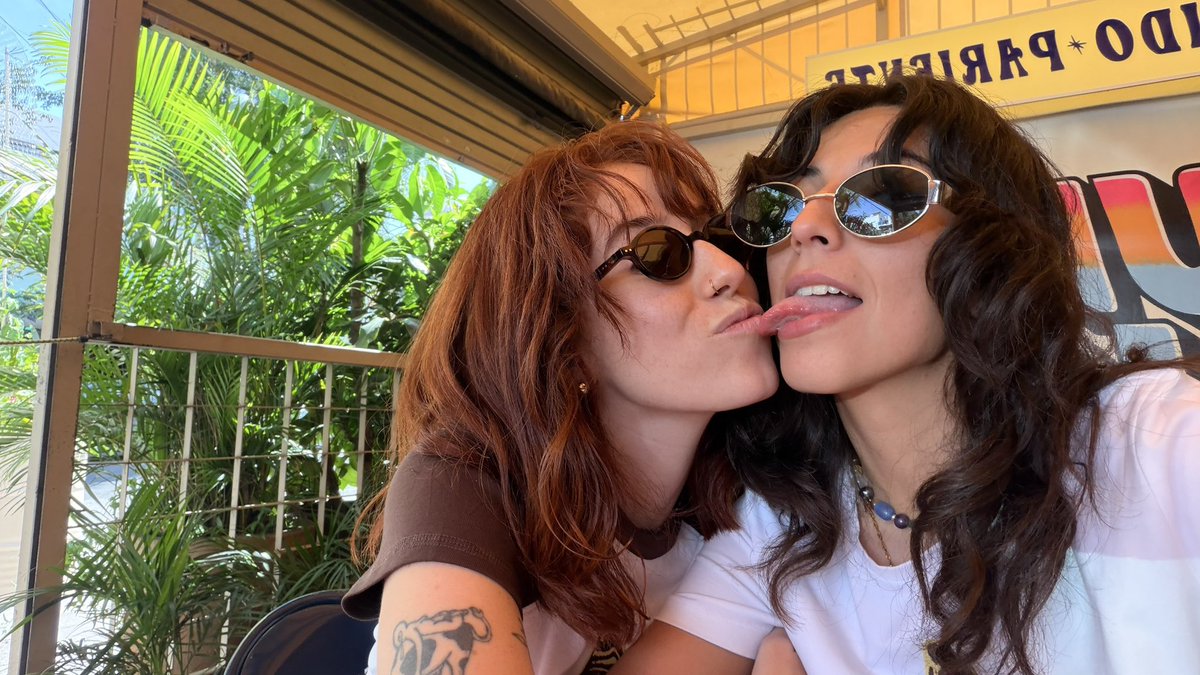 arandhi's tweet photo. en qué momento me convertí en una persona de matching playeras con su novia https://t.co/kRHGRq2a2T