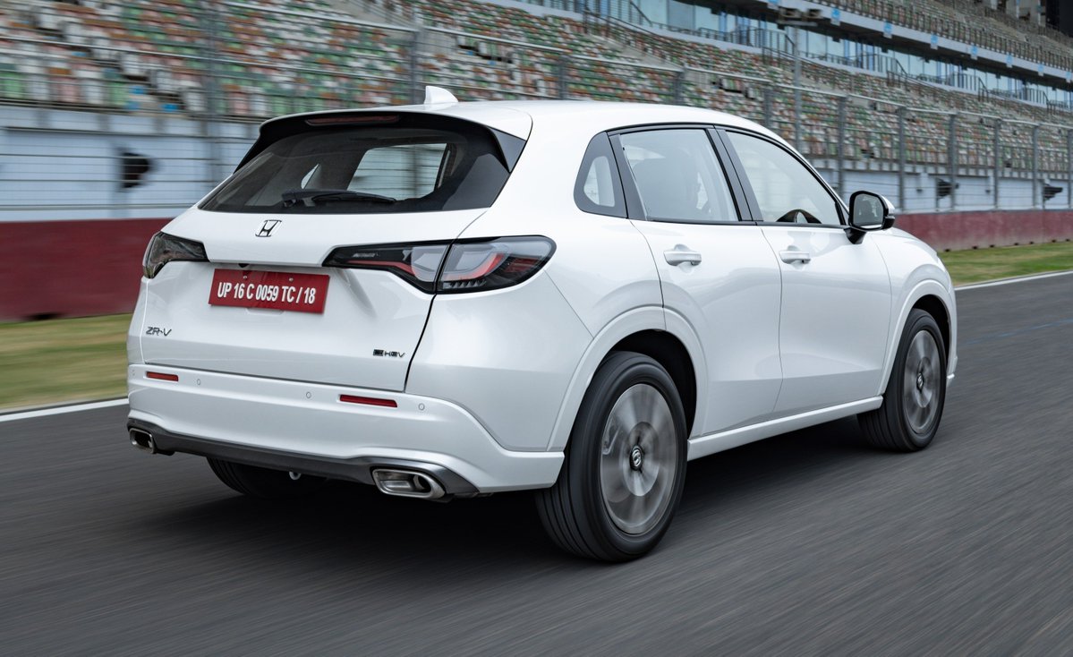 carandbike's tweet photo. BREAKING ➡️ Honda ZR-V Hybrid launched at ₹47.99 lakh (introductory, ex-showroom).

👉 CBU import from Japan
👉 2.0L e:HEV petrol hybrid powertain
👉 Up to 22.80 kmpl certified fuel efficiency
👉 0-100 kmph: 7.9s (claimed)
👉 8-year battery warranty

Thoughts on the price? https://t.co/wufMTvIymh