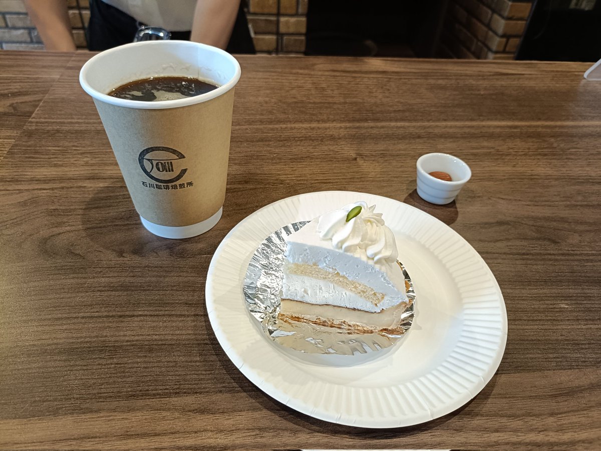opaisama's tweet photo. 食後にレモンパイが有名な店でレアチーズケーキ（レモンパイは当日分完売😹）買って、提携してるお店で食べます
🍋は次回リベンジするけど買ったレアチーズケーキも美味しいしスペシャリティコーヒー550円なの安すぎ神
石川珈琲焙煎所も来たかったお店なので花火前に既に満足
#シルディアカフェ https://t.co/b0XoB19MiN