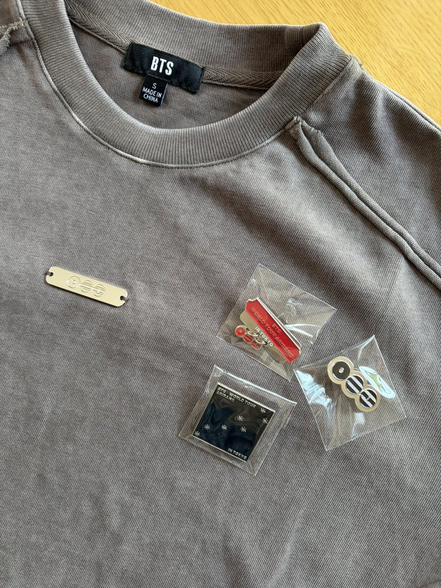 nanananananajn's tweet photo. 届いた！Tシャツは可愛いし着心地が良くて、ピンバッジは良いバランスでものすごーくご機嫌だよ🥳買ってよかったー！ https://t.co/66Z9TzsD4n