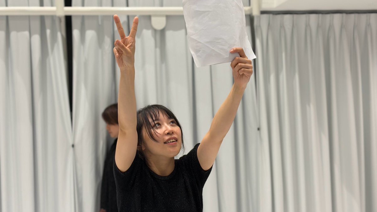 kaodekamanachan's tweet photo. 溶ける夏　稽古してます🍉
なんかこれ書いたのほんまに私か？と
思いながら演出してます。

ここから一カ月頑張りまくります🫠

8/26から8/30
下北沢駅前劇場にてお待ちしてます！
🎫
https://t.co/kDO0psLnob https://t.co/5IEo4hKoPv