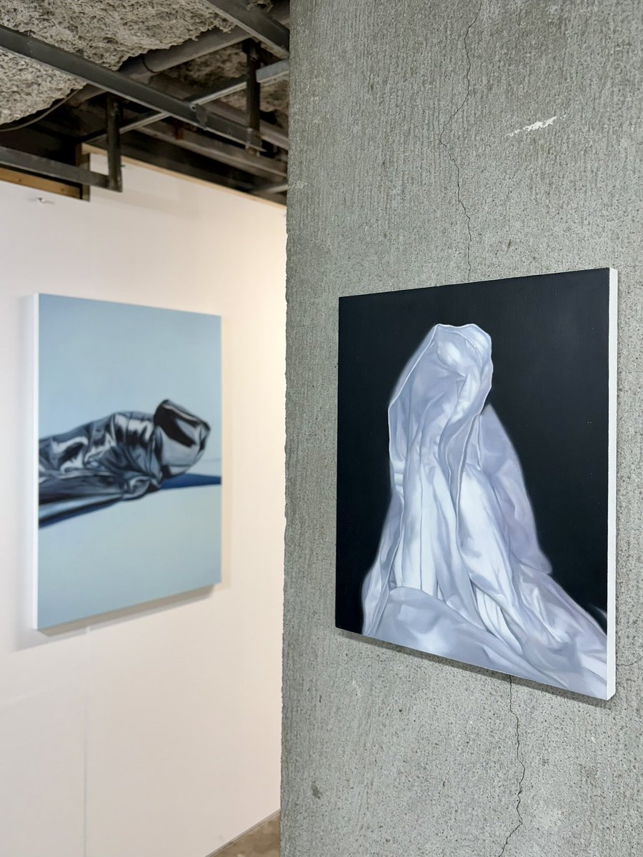 hansodet's tweet photo. KYOK art studio-galleryで小久保タクミさん・渡部真衣さん2人展「SHOW WINDOW」を見ました。作品の配置や空間構成、コンセプトなど多くの面で隙のない完成度の高い展示と感じた。互いの領分を侵さず譲らず、作品同士が拮抗しあう心地よい緊張感と、お二人の絵の持つパワーを堪能した。7/30（木）まで https://t.co/InjeOjB5YB