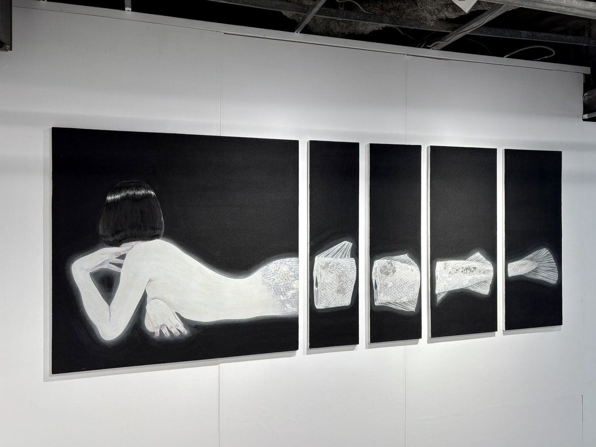 hansodet's tweet photo. KYOK art studio-galleryで小久保タクミさん・渡部真衣さん2人展「SHOW WINDOW」を見ました。作品の配置や空間構成、コンセプトなど多くの面で隙のない完成度の高い展示と感じた。互いの領分を侵さず譲らず、作品同士が拮抗しあう心地よい緊張感と、お二人の絵の持つパワーを堪能した。7/30（木）まで https://t.co/InjeOjB5YB