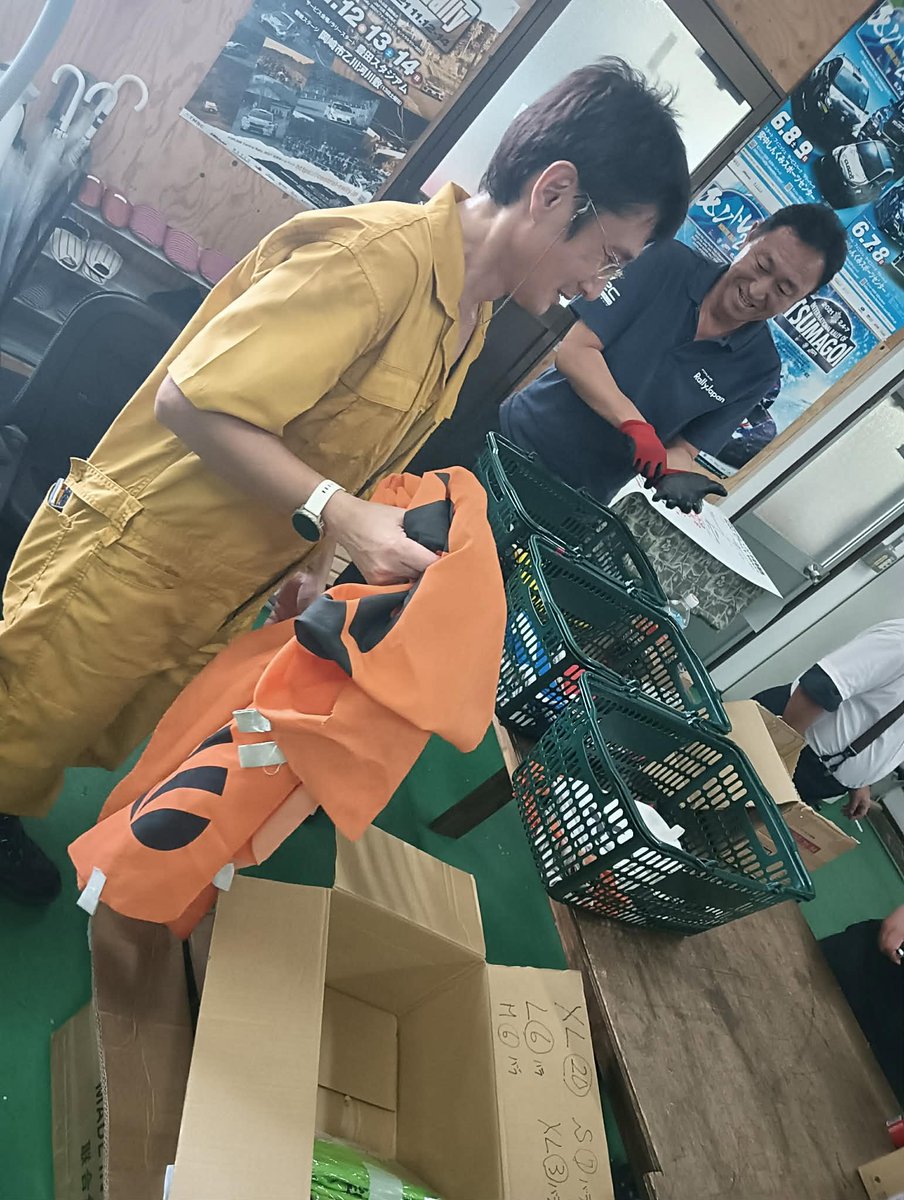 m_rallyjapan's tweet photo. 開催が来週末に迫っているXCRスプリントカップASAMA ATTACK2026

本日はMOSCO高崎倉庫にてその準備を進めております
猛暑に倉庫内での作業ですので、かなり地獄絵図です💦

XCRシリーズ向けののぼり旗ですが、保管状態がイマイチだったので、洗濯しました
天気もいいので、速乾です（笑）

選手向け資料の製本も実施

#MOSCO　
#XCRスプリントカップ
#ASAMAATTACK
#群馬県嬬恋村
#浅間サーキット