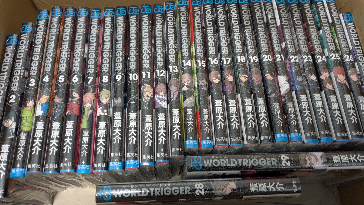 Ringo_gohan666's tweet photo. ワートリ全巻届いたー！
そして届いてから本棚の空きがないことに気づいてしまった https://t.co/q6MmZctOmM