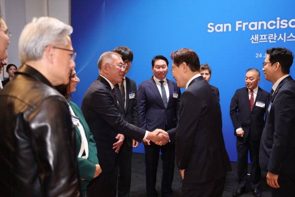 msitminister's tweet photo. <샌프란시스코에서 대한민국 AI의 새로운 길을 열었습니다>

오늘 샌프란시스코에서 열린 ‘샌프란시스코 AI 서밋’은 국내 기업과 글로벌 AI 기업 사이에서 협력 의제를 발굴하고, 세계 AI 산업을 이끄는 삼성, SK, 현대자동차그룹, 네이버와 엔비디아, 브로드컴, 오픈AI, 앤트로픽이 한자리에 모였고 대통령께서 샌프란시스코 AI 선언을 발표하셨습니다..

이번 서밋에서는 빅테크와 국내기업간 전략적 협약이 체결되었습니다.

5년간 2,000억 달러 규모의 삼성-브로드컴 반도체 협력, 5,000억 달러 규모의 SK-엔비디아 AI 반도체 및 AI 데이터센터 협력, 100억 달러 규모의 네이버 AI 팩토리 투자, 그리고 삼성SDS-앤트로픽, SKT-앤트로픽, SK-MS 협력까지 이어지며 총 9,500억 달러 규모의 반도체 공급·생산 협력과 5GW 규모 AI 데이터센터 구축 프로젝트가 구체화되었습니다. 

투자 규모의 숫자들은 정말 생소합니다. 그만큼 기존에 보지 못했던 투자 규모입니다. 그만큼 대한민국 중심으로 AI 반도체와 데이터센터, AI 팩토리, 피지컬 AI까지 AI 산업의 핵심 가치사슬이 연결되기 시작했다고 볼 수 있겠습니다.

서밋 이후에는 빅테크, 국내기업 CEO들과 샌프란시스코 깐부 회동이 있었습니다. 총 합이 1.7경의 CEO 들이 오셨는데 저녁은 제가 샀습니다. ^^ 젠슨황 CEO는 음식적의 모든 분들의 저녁을 사라고 했는데, 공무원이 그건 어렵다고 하고 우리 테이블만 가볍게 계산했습니다. 

행사를 준비하는 과정은 결코 쉽지 않았습니다.

국내 기업과 글로벌 빅테크, 여러 정부 기관의 이해관계를 조율하며 하나의 협력 플랫폼을 만드는 데 수많은 분들이 함께 뛰었습니다. 다들 고생하셨고 감사합니다.

오늘 시작된 협력이 실제 투자와 연구개발, 일자리, 그리고 국민이 체감하는 AI 산업의 성장으로 이어질 수 있도록 끝까지 책임지고 챙기겠습니다.