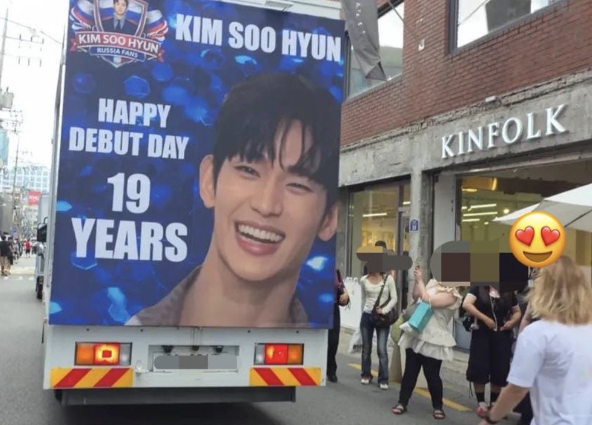 mimadaun_'s tweet photo. Every truck that passes by, people walking past it stop and take pics 
Aaaa, so cute!🥰❤️

#KimSooHyun https://t.co/yRzodf8Wes