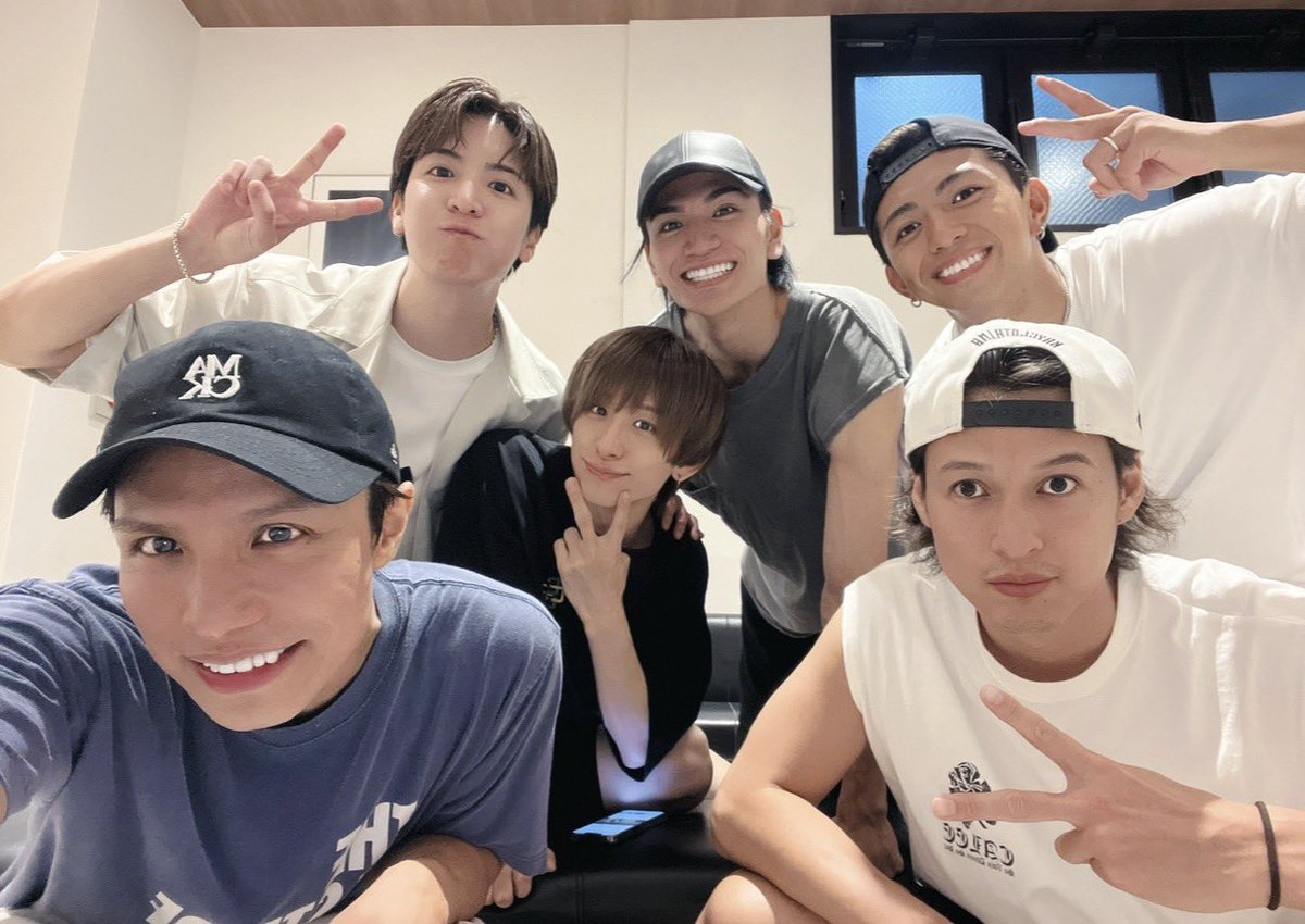 takuya_matsuri's tweet photo. 2025年7月25日。
MATSURIは3周年を迎えました🥹💙💙💙

今日という日を迎えられたのは、いつもどんな時も信じて応援し続けてくれたファンのみんなのおかげです！！

嬉しい時も、悔しい時も、苦しい時も、どんな瞬間もみんながそばにいてくれたから、僕たちはここまで歩いてくることができました🥹❤️

ここまでいろんなことを乗り越えてきましたが振り返ると無駄だった日は1日もなくて、そのすべてが今日という3周年に繋がっています☺️❤️‍🔥

MATSURIになれて本当によかった🥹💙
そしてみんなと出会えて本当によかった☺️❤️
その想いは3年前よりも今の方が何倍も大きくなっています🥰💓

これからもMATSURIらしく
MATSURIなりに6人で力を合わせて
頑張ります✨😊

僕たちの使命は
ファンのみんなを笑顔にして幸せにすること。
これから先もその気持ちは絶対に変わりません😍💕

4年目はもっと大きな景色を
みんなと一緒に見に行きたいです！！😊💙

3年間、本当にありがとう！！🥰

そしてこれからも
MATSURI6人をずっとよろしくお願いします🙇💗

写真は現在のMATSURIと3年前のMATSURI💙🫣

#MATSURI
#3周年